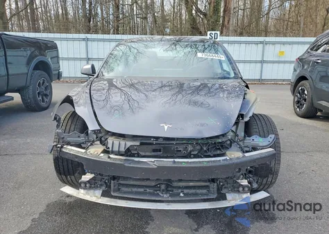 2022 Tesla Model 3 z USA, uszkodzony, nr VIN 5YJ3E1EB9NF127871